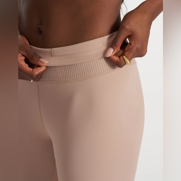 Vuori Rib Studio Legging in Coconut. Small. EUC. - Picture 17 of 17